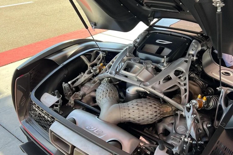 Chiếc xe có 2 chỗ ngồi, ghế hành khách được đặt ngay sau ghế lái và cabin của xe cũng có cấu trúc tựa như một máy bay chiến đấu. Các hốc gió cỡ lớn xuất hiện trên thân xe cùng cánh gió và nhiều chi tiết khí động học, giúp xe tạo ra 2.500 kg lực ép xuống mặt đường khi xe chạy ở tốc độ 321 km/h.