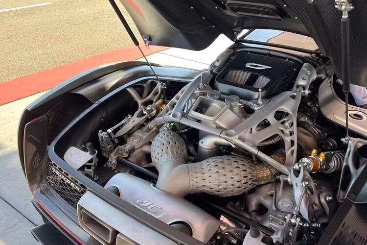 Chiếc xe có 2 chỗ ngồi, ghế hành khách được đặt ngay sau ghế lái và cabin của xe cũng có cấu trúc tựa như một máy bay chiến đấu. Các hốc gió cỡ lớn xuất hiện trên thân xe cùng cánh gió và nhiều chi tiết khí động học, giúp xe tạo ra 2.500 kg lực ép xuống mặt đường khi xe chạy ở tốc độ 321 km/h.