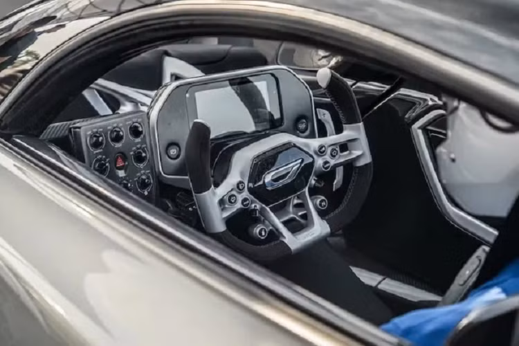 Czinger 21C nhìn rất giống xe đua, bởi nó được tạo ra nhờ đội ngũ các cựu kỹ sư xe đua công thức 1 cùng làm việc với các nhà khoa học và lập trình viên. Đây cũng là mẫu hypercar đầu tiên được tạo ra bằng công nghệ in 3D.