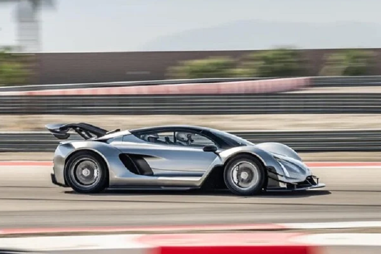 Sức mạnh của Czinger 21C đến từ động cơ V8 tăng áp kép 2.9L, cho ra công suất lên đến 950 mã lực với vòng tua 11.000 vòng/phút. Đi kèm là hộp số tuần tự 7 cấp truyền lực tới bánh sau. Chưa dừng lại ở đó, nhà sản xuất Mỹ còn trang bị 1 động cơ điện ở trục trước và 2 động cơ ở trục sau, giúp xe có tổng công suất lên đến 1.350 mã lực.