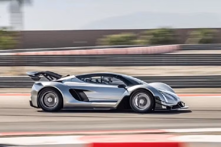 Sức mạnh của Czinger 21C đến từ động cơ V8 tăng áp kép 2.9L, cho ra công suất lên đến 950 mã lực với vòng tua 11.000 vòng/phút. Đi kèm là hộp số tuần tự 7 cấp truyền lực tới bánh sau. Chưa dừng lại ở đó, nhà sản xuất Mỹ còn trang bị 1 động cơ điện ở trục trước và 2 động cơ ở trục sau, giúp xe có tổng công suất lên đến 1.350 mã lực.