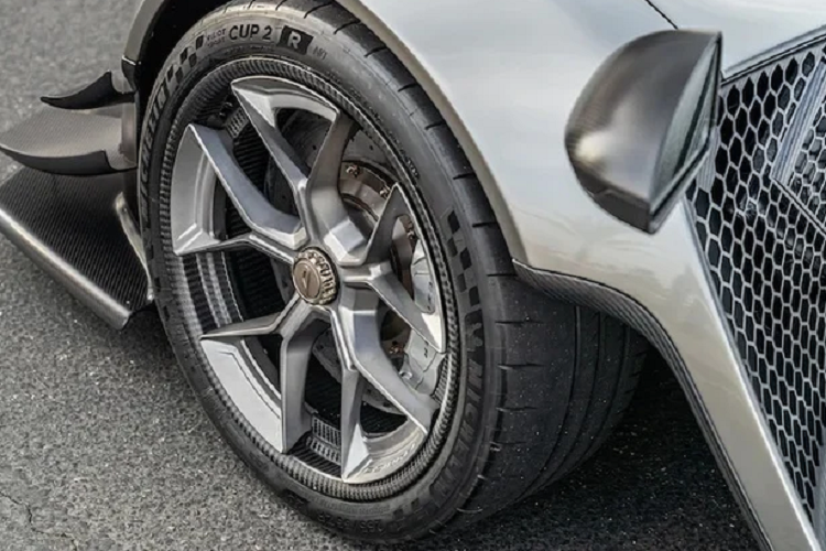 Nhờ đó Czinger 21C có khả năng tăng tốc từ 0-100 km/h chỉ trong 1,9 giây, và chỉ mất 8,5 giây để đạt tốc độ 300 km/h, xe có tốc độ tối đa lên đến 452 km/h. Những thông số này giúp mẫu siêu xe nước Mỹ nằm trong top đầu những chiếc xe nhanh nhất Thế Giới.