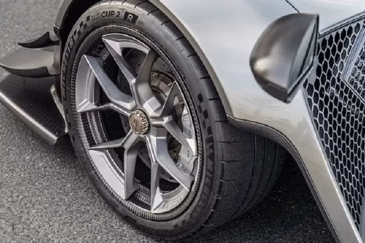 Nhờ đó Czinger 21C có khả năng tăng tốc từ 0-100 km/h chỉ trong 1,9 giây, và chỉ mất 8,5 giây để đạt tốc độ 300 km/h, xe có tốc độ tối đa lên đến 452 km/h. Những thông số này giúp mẫu siêu xe nước Mỹ nằm trong top đầu những chiếc xe nhanh nhất Thế Giới.