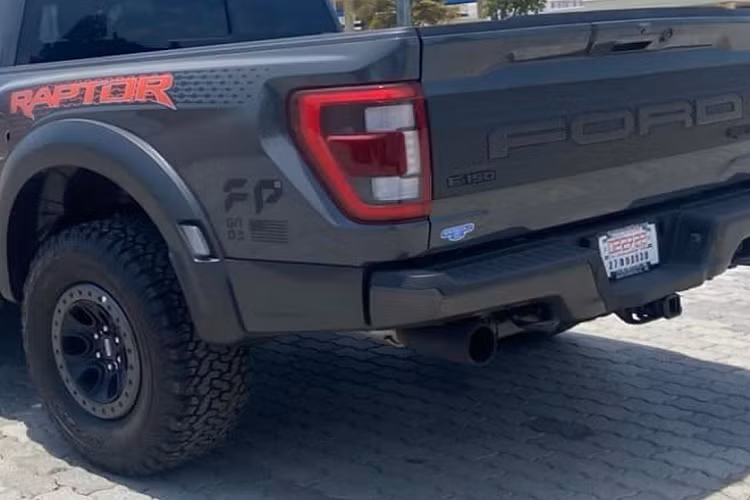 Sau khi về Việt Nam, xe có giá bán hơn 5 tỷ đồng, chính vì thế Ford F-150 Raptor 2022 là mẫu bán tải chỉ dành cho “dân chơi” có điều kiện kinh tế giá khả, ưa thích đi off-road. Có thể nói, trong thời gian sắp tới sẽ có không dưới 10 chiếc Ford F-150 Raptor 2022 được đưa về Việt Nam.