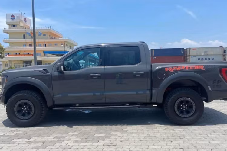 Xe đi kèm với hệ thống ống xả thể thao, cho âm thanh đặc biệt ở nhiều chế độ như Sport và Baja (chạy cát). Tham khảo giá bán tại thị trường Mỹ, Ford F-150 Raptor 2022 có giá bán khởi điểm 68.675 USD (khoảng 1,56 tỷ đồng).