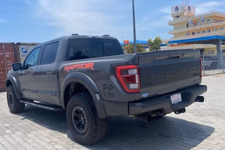 Ford F-150 Raptor 2022 cân bằng được nhiều yếu tố như thiết kế hầm hố đẹp mắt, động cơ mạnh mẽ, khả năng vận hành off-road tối ưu mang đến trải nghiệm lái thú vị, bên cạnh khoang nội thất rộng rãi của dòng bán tải cỡ lớn còn phù hợp để phục vụ cho nhu cầu đi lại của gia đình.