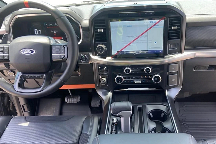 Hệ thống treo sử dụng phuộc FOX Live Valve được điều khiển điện tử có thể thay đổi tỷ lệ giảm xóc 500 lần mỗi giây. Bên dưới nắp ca-pô, Ford F-150 Raptor 2022 sử dụng động cơ xăng V6 3.5 lít tăng áp kép Ecoboost cho công suất 450 mã lực và mô men xoắn cực đại 690Nm, sử dụng kết hợp với hộp số tự động 10 cấp, đi cùng với hệ dẫn động 2 cầu tiêu chuẩn, có khoá vi sai điện tử phía sau và vi sai chống trượt.