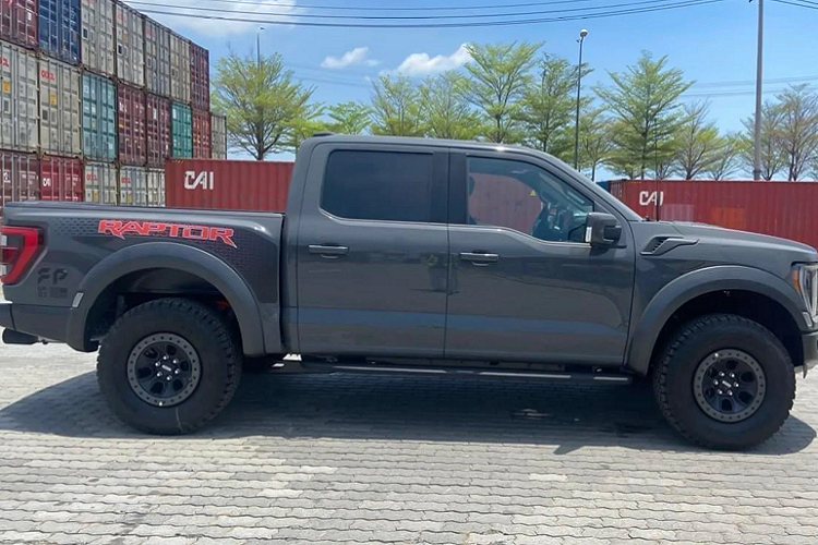 Nhìn lại ở thế hệ cũ, dòng xe Ford F-150 Raptor rất được ưa chuộng tại Việt Nam khi xe được đưa về nước với số lượng đông đảo ước tính không dưới 30 chiếc. Ford F-150 Raptor 2022 sở hữu thiết kế đẹp mắt trong phân khúc bán tải cỡ lớn. Chi tiết đáng chú ý nhất là cụm đèn pha được thay đổi mang thiết kế hình chiếc boomerang, mặt ca-lăng có logo “FORD” cỡ lớn. Thân xe vẫn giữ tổng thể đầy góc cạnh với nhiều đường gân, các chắn bùn rộng mang lại dáng vấp bề thế nổi bật.