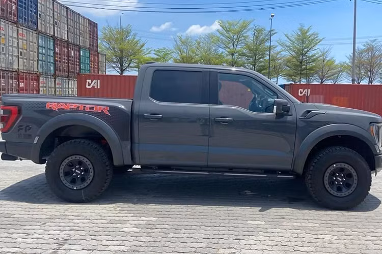 Nhìn lại ở thế hệ cũ, dòng xe Ford F-150 Raptor rất được ưa chuộng tại Việt Nam khi xe được đưa về nước với số lượng đông đảo ước tính không dưới 30 chiếc. Ford F-150 Raptor 2022 sở hữu thiết kế đẹp mắt trong phân khúc bán tải cỡ lớn. Chi tiết đáng chú ý nhất là cụm đèn pha được thay đổi mang thiết kế hình chiếc boomerang, mặt ca-lăng có logo “FORD” cỡ lớn. Thân xe vẫn giữ tổng thể đầy góc cạnh với nhiều đường gân, các chắn bùn rộng mang lại dáng vấp bề thế nổi bật.