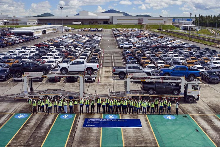 Cuối cùng là động cơ xăng V6 tăng áp kép, bản này có mức tiêu thụ nhiên liệu 11,5L/100km. Động cơ này sẽ đi kèm với tính năng Start/Stop tự động theo tiêu chuẩn. Theo kế hoạch, Ford Ranger 2022 sẽ được bán ra vào tháng 6/2022, phiên bản hiệu suất Raptor 2022 sẽ ra mắt vào tháng 7/2022, còn mẫu SUV Everest là tháng 8/2022.