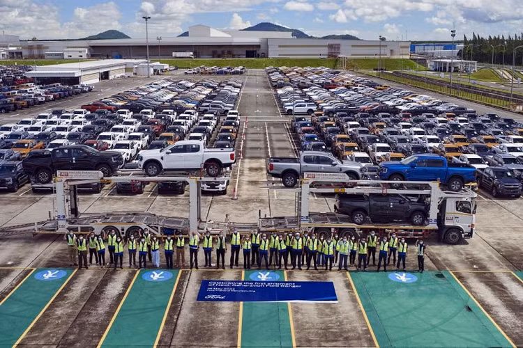 Cuối cùng là động cơ xăng V6 tăng áp kép, bản này có mức tiêu thụ nhiên liệu 11,5L/100km. Động cơ này sẽ đi kèm với tính năng Start/Stop tự động theo tiêu chuẩn. Theo kế hoạch, Ford Ranger 2022 sẽ được bán ra vào tháng 6/2022, phiên bản hiệu suất Raptor 2022 sẽ ra mắt vào tháng 7/2022, còn mẫu SUV Everest là tháng 8/2022.