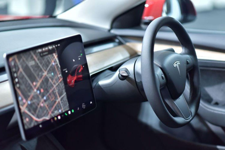 Bên trong Tesla Model 3 là không gian nội thất cũng được thiết kế theo phong cách tối giản nhưng hiện đại. Điểm nhấn nổi bật nhất của nội thất là màn hình cảm ứng trung tâm 15 inch, dùng để chỉnh mọi tính năng trên xe. Do đó, mẫu ôtô điện này không có những nút bấm cơ học thông thường.