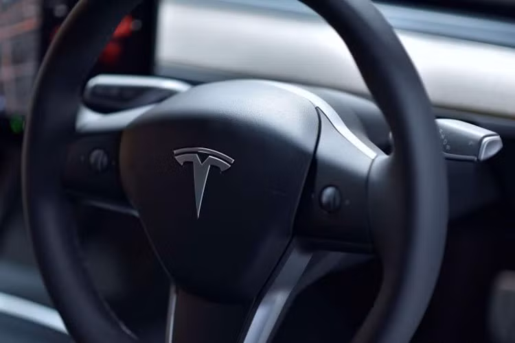 Điều này mang đến sự gọn gàng cho nội thất nhưng sẽ khiến người dùng phải mất thời gian làm quen. Thêm vào đó là vô lăng 3 chấu và chỉ có 2 nút điều khiển ở hai bên. Đằng sau vô lăng cũng không có bảng đồng hồ như thiết kế của ôtô truyền thống. Phía dưới màn hình cảm ứng trung tâm là 2 sạc điện thoại thông minh không dây.