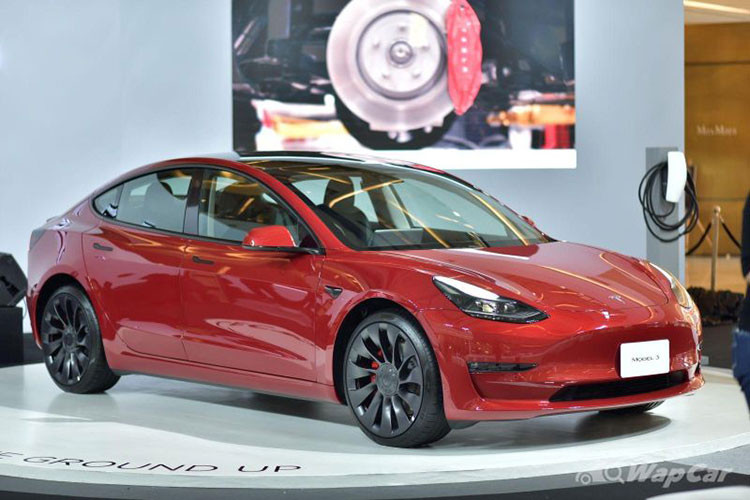 Tại thị trường Thái Lan, mẫu xe điện Tesla Model 3 sẽ được định vị như đối thủ của BMW 3-Series và Mercedes-Benz C-Class thế hệ mới. Đồng thời, mẫu xe này có kích thước tương đương những mẫu sedan cỡ D như Honda Accord hay Toyota Camry.