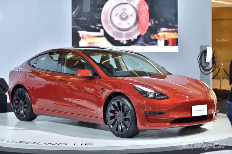 Tại thị trường Thái Lan, mẫu xe điện Tesla Model 3 sẽ được định vị như đối thủ của BMW 3-Series và Mercedes-Benz C-Class thế hệ mới. Đồng thời, mẫu xe này có kích thước tương đương những mẫu sedan cỡ D như Honda Accord hay Toyota Camry.