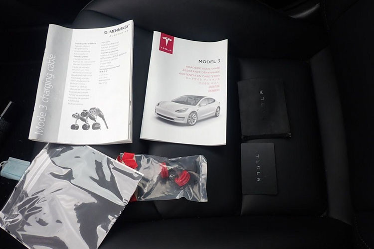 Ngoài ra, xe còn có hệ thống âm thanh 14 loa với loa trầm và 2 ampli. Tương tự xe ở những thị trường khác, Tesla Model 3 dành cho Thái Lan cũng có công nghệ hỗ trợ lái bán tự động Autopilot.Đây cũng là một trong những công nghệ được chú ý nhất của xe Tesla.