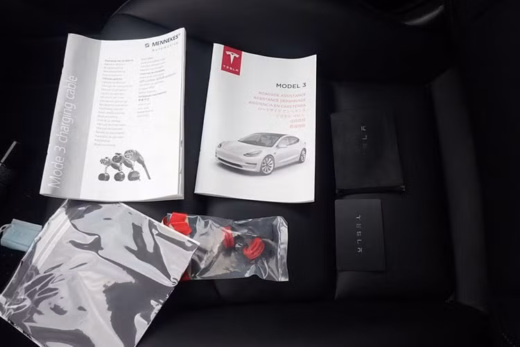 Ngoài ra, xe còn có hệ thống âm thanh 14 loa với loa trầm và 2 ampli. Tương tự xe ở những thị trường khác, Tesla Model 3 dành cho Thái Lan cũng có công nghệ hỗ trợ lái bán tự động Autopilot.Đây cũng là một trong những công nghệ được chú ý nhất của xe Tesla.