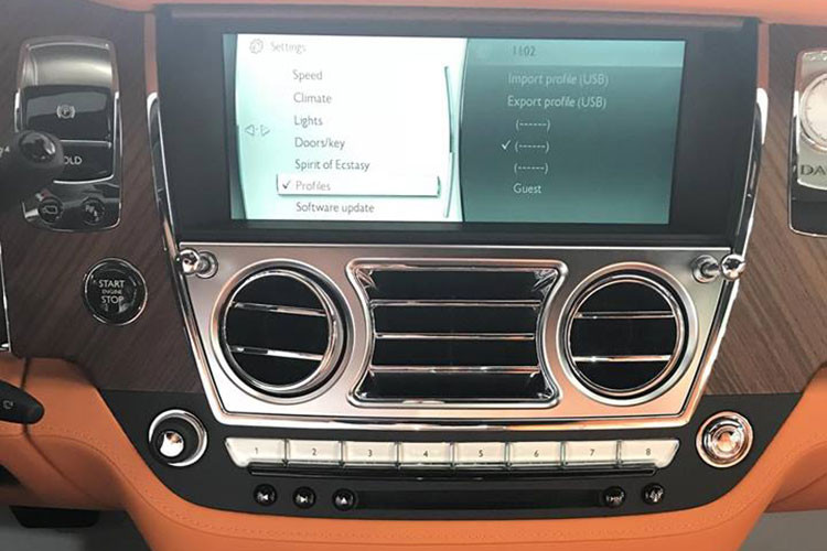 Dawn cũng sở hữu hàng loạt trang thiết bị đẳng cấp trên xe giống như bất kỳ một chiếc Roll-Royce nào bao gồm hệ thống điều hòa không khí tự động 4 vùng, dàn âm thanh Bose cao cấp với 16 loa được chỉnh riêng biệt và bộ phụ kiện mạ crôm sáng bóng, bên trong cốp sau có 2 loa bass trong khi 7 loa tweeter nằm rải rác khắp nội thất.