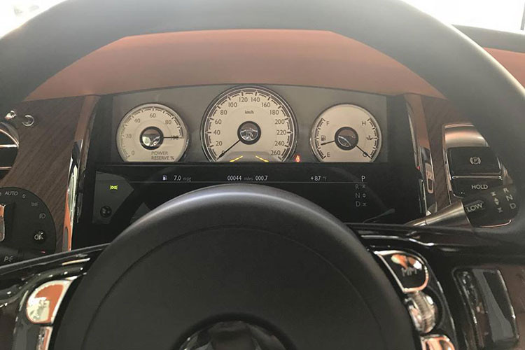 Khoang nội thất của chiếc Roll-Royce Dawn bọc da cao cấp màu trắng sữa, kết hợp với nhiều chi tiết ốp gỗ, toát lên vẻ sang trọng. Đồng hồ kim gắn logo Dawn đặt nổi bật tại trung tâm bảng taplo.