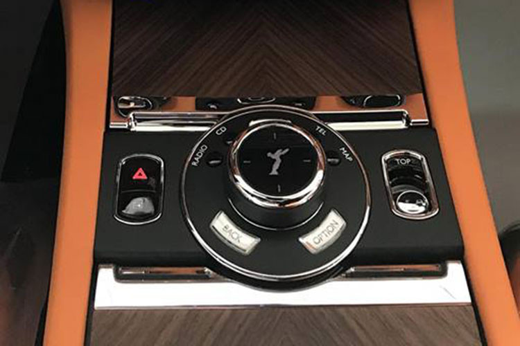 Roll-Royce Dawn được trang bị khối động cơ V12, dung tích 6.6 lít, tăng áp kép, công suất 563 mã lực và mô-men xoắn cực đại 780 Nm. Xe có khả năng tăng tốc 0-100 km/h trong 4,9 giây trước khi đạt tốc độ tối đa 250 km/h. Mức tiêu thụ nhiên liệu khoảng 14,2 lít/100 km.