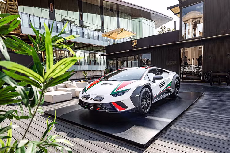 Dự kiến, siêu xe chạy địa hình của Lamborghini sẽ bắt đầu được giao cho khách hàng vào tháng 2 năm sau. Hiện giá xe Lamborghini Huracan Sterrato chưa được công bố.