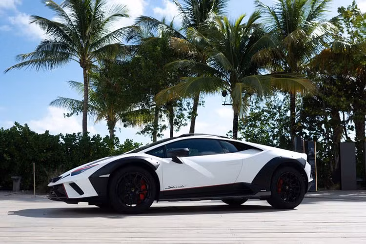 "Trái tim" của Lamborghini Huracan Sterrato là khối động cơ xăng V10, hút khí tự nhiên, dung tích 5.2L, sản sinh công suất tối đa 610 mã lực và mô-men xoắn cực đại 560 Nm.