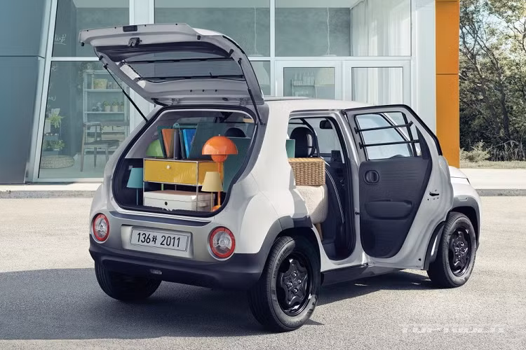 Nhờ bỏ đi hàng ghế thứ 2, xe có thể tích khoang chở hàng tăng lên 940 lít thay vì 301 lít như bản thường. Ngoài ra, xe còn có thêm những thanh kim loại gia cố mới ở kính cửa sổ và kính sau.