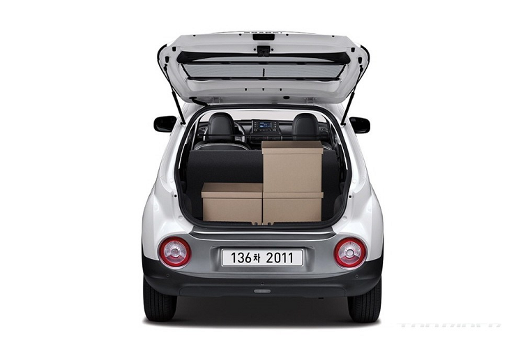 Bên sườn, Hyundai Casper Van 2022 đi kèm gầm cao, chắn bùn khá lớn, tay nắm cửa sau được đặt trên cột C và vành 15 inch bằng thép. Trong khi đó, ở đằng sau xe xuất hiện cửa cốp rộng, đèn hậu với tạo hình dạng hình học giống lưới tản nhiệt và đèn báo rẽ hình tròn khá lớn trên cản sau.