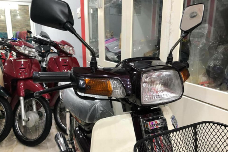 Chiếc xe Honda Dream đầu máy 51 này nhiều khả năng là dạng hàng nhập “3 cục” (linh kiện xe nhập được chứa trong 3 thùng hàng) rồi về Việt Nam lắp ráp. Hơn nữa chắc chắn các hình ảnh cho thấy đây là xe còn zin, chưa đổ xăng.