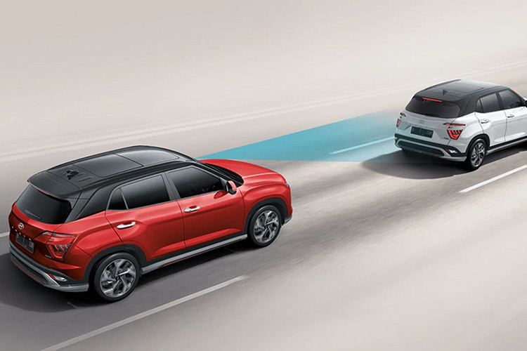 Về an toàn, xe được trang bị gói Hyundai SmartSense, nhưng không phải là trang bị tiêu chuẩn. Đối với biến thể Trend, người dùng sẽ nhận được hệ thống cảm biến áp suất lốp và màn hình hiển thị camera sau cho người lái. Biến thể Style thêm tính năng hỗ trợ tránh va chạm tại điểm mù, hỗ trợ tránh va chạm. Biến thể Prime cao cấp nhất có thêm tính năng hỗ trợ tránh va chạm phía trước (AEB), hỗ trợ giữ làn đường, hỗ trợ theo làn và hệ thống đèn pha thông minh...