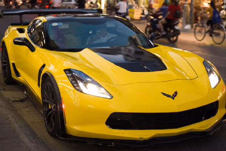 Chiếc Chevrolet Corvette C7 Z06 tại Việt Nam được trang bị động cơ LT4 V8 6.2L siêu nạp, sản sinh công suất tối đa 650 mã lực tại vòng tua máy 6.400 vòng/phút và mô-men xoắn cực đại đạt 880 Nm tại vòng tua 3.600 vòng/phút, kết hợp hộp số tự động 8 cấp. Với sức mạnh này, xe chỉ mất khoảng 3 giây để tăng tốc từ 0 – 100km, trước khi đạt vận tốc tối đa 298km/h.