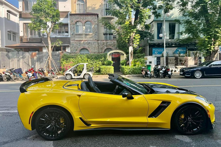 Ngoại thất của Corvette Z06 Convertible còn được nhấn nhá bởi nhiều chi tiết ốp carbon ở hai bên thân xe sau và cản sau. Cánh gió lớn sợi carbon phía sau chính là đặc điểm giúp phân biệt Z06 với bản thường.