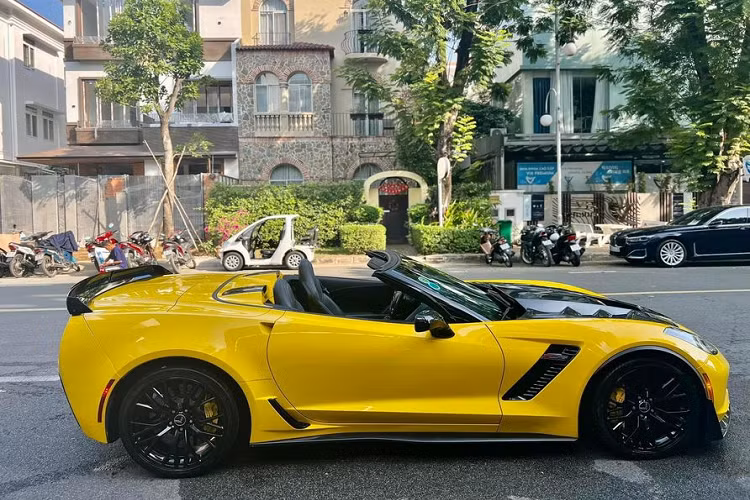 Ngoại thất của Corvette Z06 Convertible còn được nhấn nhá bởi nhiều chi tiết ốp carbon ở hai bên thân xe sau và cản sau. Cánh gió lớn sợi carbon phía sau chính là đặc điểm giúp phân biệt Z06 với bản thường.