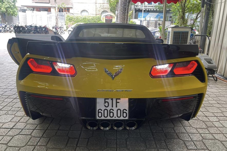 Đặc biệt, chiếc xe thể thao này còn được trang bị nắp capo sợi carbon với các khe thoát gió hai bên và nắp kính trong suốt ở giữa để khoe ra cỗ máy siêu nạp ấn tượng ở bên dưới.
