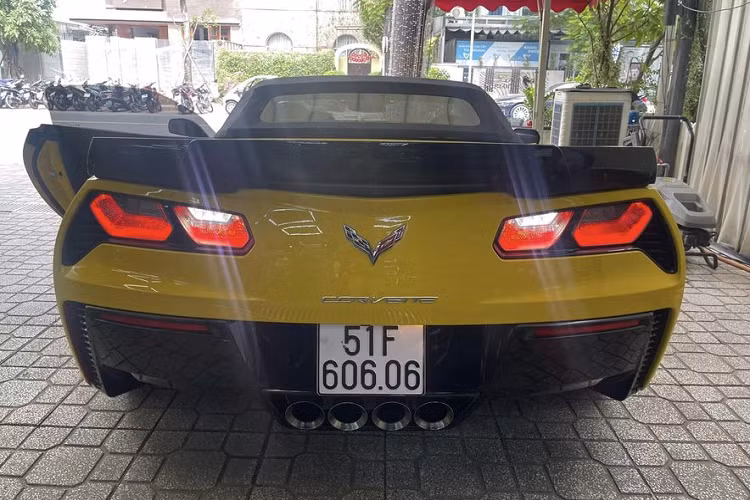 Đặc biệt, chiếc xe thể thao này còn được trang bị nắp capo sợi carbon với các khe thoát gió hai bên và nắp kính trong suốt ở giữa để khoe ra cỗ máy siêu nạp ấn tượng ở bên dưới.