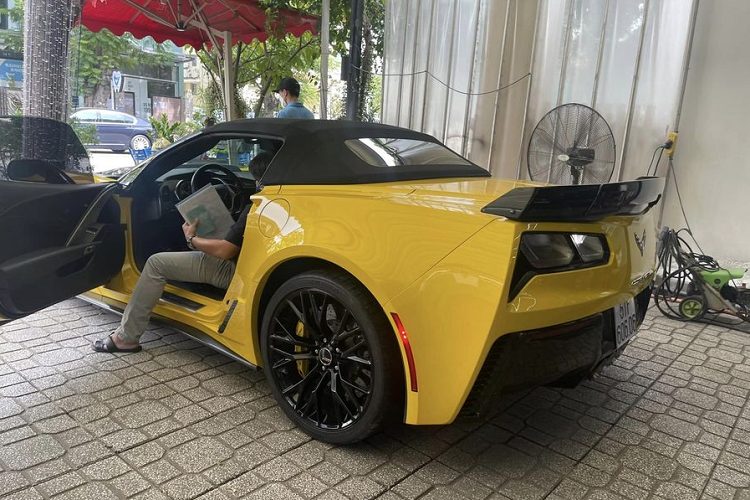 Là biến thể mạnh mẽ và cao cấp nhất của thế hệ C7, Chevrolet Corvette Z06 Convertible đời 2015 sở hữu thiết kế hầm hố với những đường nét cơ bắp đặc trưng.