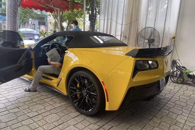 Là biến thể mạnh mẽ và cao cấp nhất của thế hệ C7, Chevrolet Corvette Z06 Convertible đời 2015 sở hữu thiết kế hầm hố với những đường nét cơ bắp đặc trưng.