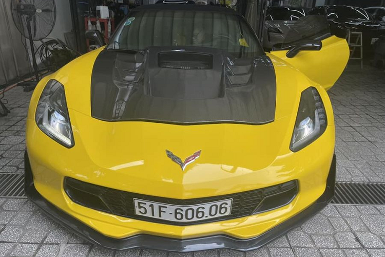Theo thông tin được đăng tải, chiếc Chevrolet Corvette Z06 Convertible siêu hiếm này được sản xuất năm 2015, ngoại thất màu vàng, odo đạt hơn 3 vạn km. Ngoài ra, xe còn được gắn biển số khá đẹp 51F - 606.06 của TP HCM. Đại lý cho biết, mức giá “gả đi” của siêu phẩm này là 4,66 tỷ đồng.