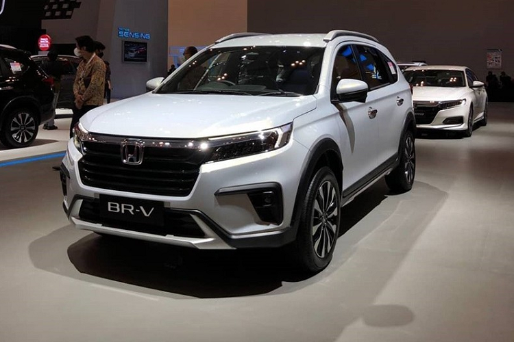 5 màu sắc được cung cấp cho Honda BR-V 2022 bao gồm bạc Lunar Silver Metallic, xám Meteoroid Grey Metallic có sẵn cho tất cả các biến thể, riêng màu trắng Tafetta được dành riêng cho các cấp S và đen Crystal Black Pearl chỉ có thể có với V CVT và S CVT.