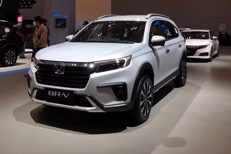 5 màu sắc được cung cấp cho Honda BR-V 2022 bao gồm bạc Lunar Silver Metallic, xám Meteoroid Grey Metallic có sẵn cho tất cả các biến thể, riêng màu trắng Tafetta được dành riêng cho các cấp S và đen Crystal Black Pearl chỉ có thể có với V CVT và S CVT.