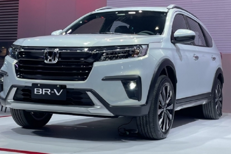 Cuối cùng, Honda BR-V 2022 bản VX CVT được xây dựng dựa trên V CVT nhưng 6 túi khí, Honda LaneWatch và quan trọng nhất là hệ thống Honda Sensing bao gồm kiểm soát hành trình thích ứng, phanh khẩn cấp tự động, đèn pha tự động, hỗ trợ giữ làn đường, giảm thiểu chệch làn đường và cảnh báo chệch làn đường.