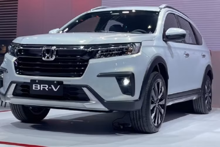 Cuối cùng, Honda BR-V 2022 bản VX CVT được xây dựng dựa trên V CVT nhưng 6 túi khí, Honda LaneWatch và quan trọng nhất là hệ thống Honda Sensing bao gồm kiểm soát hành trình thích ứng, phanh khẩn cấp tự động, đèn pha tự động, hỗ trợ giữ làn đường, giảm thiểu chệch làn đường và cảnh báo chệch làn đường.