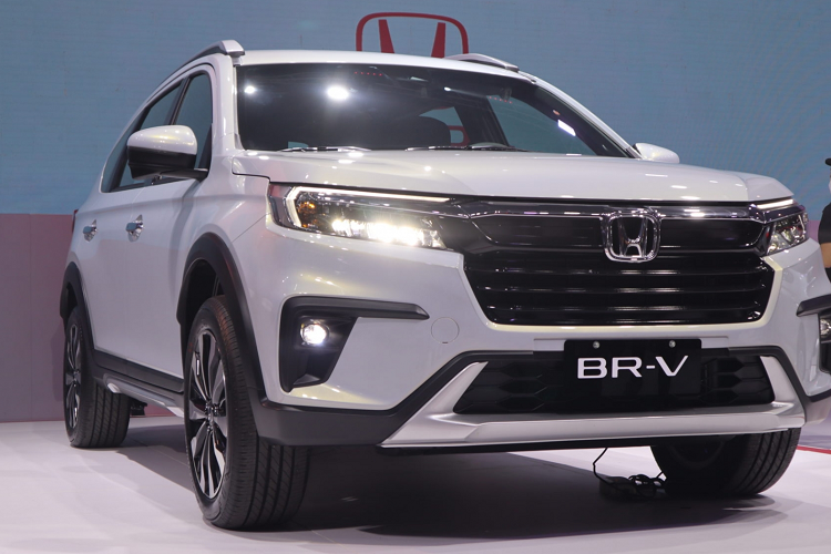 Các trang bị khác bao gồm; 4 loa, điều hòa chỉnh tay, khởi động và khởi động không cần chìa khóa, ghế bọc vải, 4 túi khí, ABS, EBD, Hỗ trợ ổn định xe, Hỗ trợ khởi hành ngang dốc, lùi camera và khóa cửa tự động cảm biến tốc độ.