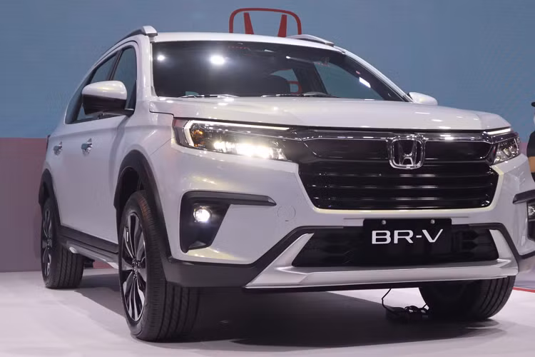 Các trang bị khác bao gồm; 4 loa, điều hòa chỉnh tay, khởi động và khởi động không cần chìa khóa, ghế bọc vải, 4 túi khí, ABS, EBD, Hỗ trợ ổn định xe, Hỗ trợ khởi hành ngang dốc, lùi camera và khóa cửa tự động cảm biến tốc độ.