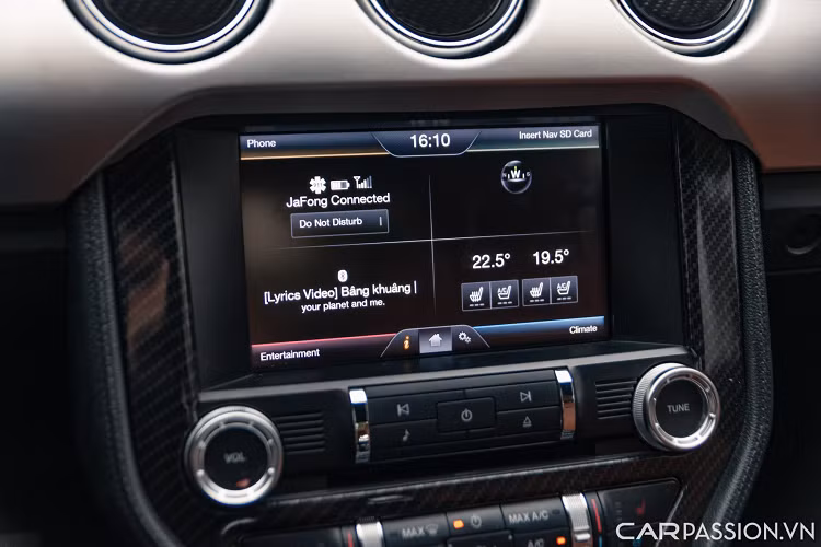 Tuy nhiên, người lớn vẫn có thể ngồi ở hai vị trí này cho dù sẽ hơi chật chội. Ngoài ra, ghế ngồi đã được bọc lại hoàn toàn mới với những chi tiết khâu hình quả trám đục lỗ thông hơi.