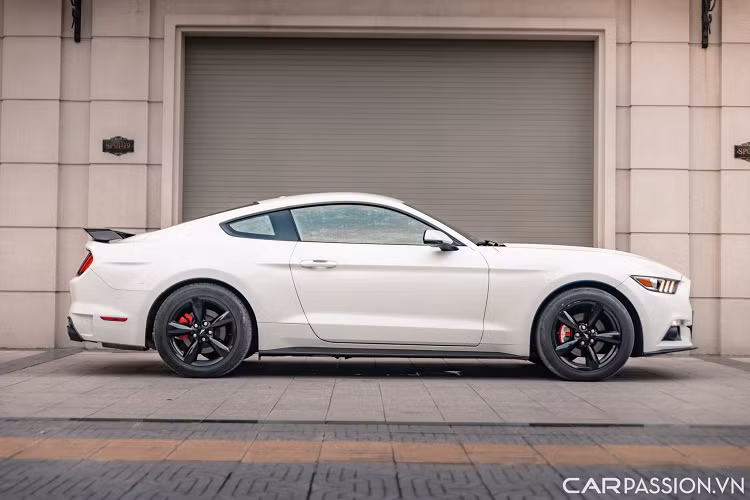 Ford Mustang sở hữu kích thước Dài x Rộng x Cao lần lượt là 4.784 x 1.916 x 1.381 (mm), chiều dài trục cơ sở đạt 2.720 mm. Phần líp hông cũng được thay thế bằng loại làm từ carbon.