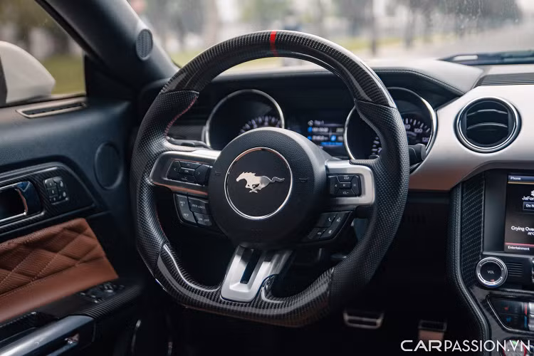 Vô-lăng 3 chấu có thiết kế thể thao, tích hợp lẫy chuyển số to bản cùng các nút chức năng hỗ trợ người lái. Ẩn bên trong là cụm đồng hồ đo tốc độ cỡ lớn.