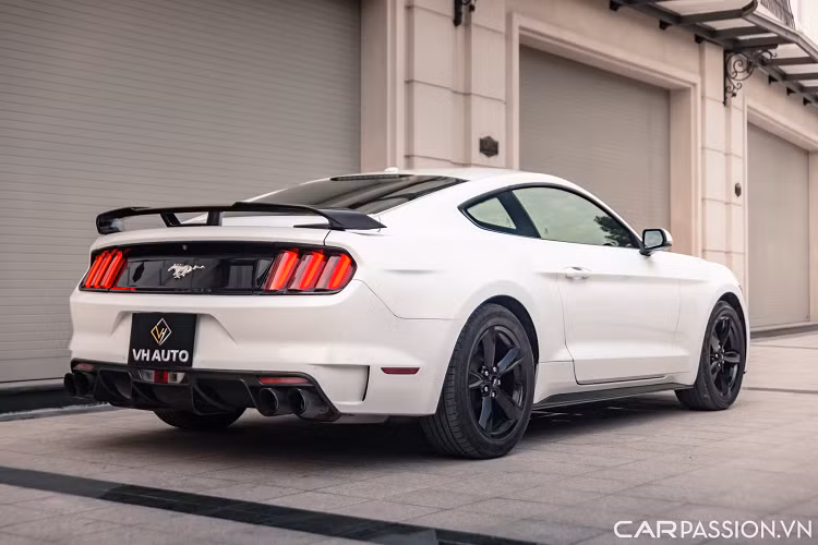 Sau 8 năm, một chiếc Ford Mustang phiên bản 2.3 Ecoboost đã xuất hiện trên thị trường xe cũ với mức ODO dừng ở khoảng 56.000km. Đáng chú ý, "ngựa hoang" Ford Mustang được đề cập trong bài viết còn khoác lên mình nhiều chi tiết được làm từ chất liệu sợi carbon.