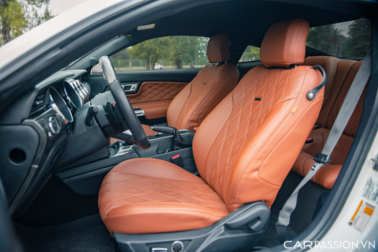 Hai ghế trước của xe có trang bị tính năng chỉnh điện kết hợp với chỉnh cơ nhằm đem tới các thao tác tiện nghi cho người lái. Hàng ghế sau của xe có không gian để chân nhỏ, chính vì thế sẽ phù hợp hơn với không gian để đồ hoặc dành cho trẻ em.