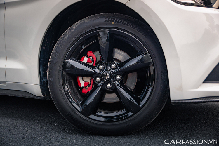 Bộ mâm trang bị trên xe là loại 5 chấu đơn cổ điển sơn đen có kích thước 18 inch. Ẩn sâu bên trong là cùm phanh màu đỏ.